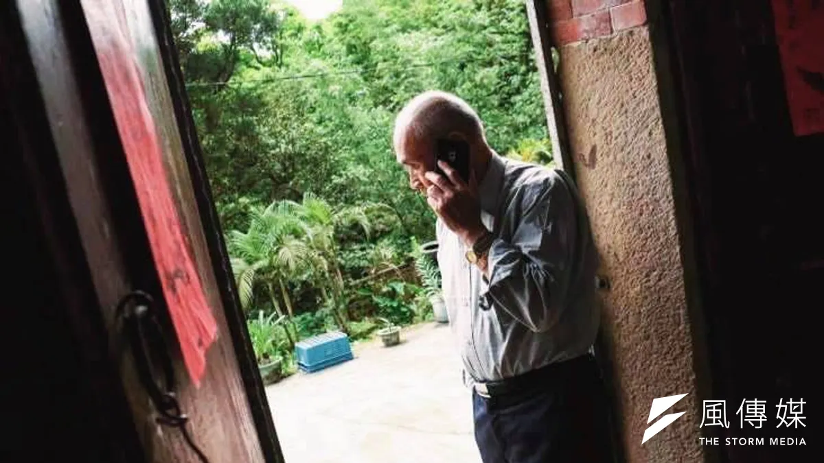 「人總要死一次,抱著必死的決心,還有什麼可怕的呢?」他曾經被說成是匪諜、是「壞人」的兒子,小學畢業就扛起沉重工作也曾怨懟父親──時隔多年他才終於知道,在猛拔指甲、打斷掌骨、血水流不停的慘烈刑求下,父親是真正的「英雄」...(顏麟宇攝) 「人總要死一次,抱著必死的決心,還有什麼可怕的呢?」他曾經被說成是匪諜、是「壞人」的兒子,小學畢業就扛起沉重工作也曾怨懟父親──時隔多年他才終於知道,在猛拔指甲、打斷掌骨、血水流不停的慘烈刑求下,父親是真正的「英雄」...(顏麟宇攝)