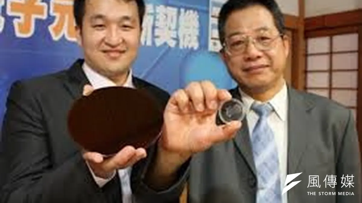 交大教授黃國華(右)一篇登在《自然奈米科技》的論文涉違反學術倫理,科技部自然司日前舉行學術倫理審查小組會議討論。(交大電子報) 交大教授黃國華(右)一篇登在《自然奈米科技》的論文涉違反學術倫理,科技部自然司日前舉行學術倫理審查小組會議討論。(交大電子報)