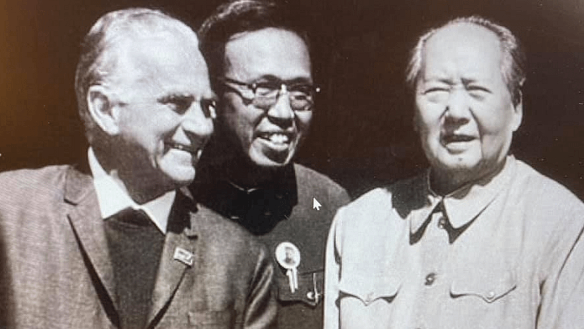 1970年10月1日,斯諾與毛澤東在天安門城樓上。(作者提供) 1970年10月1日,斯諾與毛澤東在天安門城樓上。(作者提供)