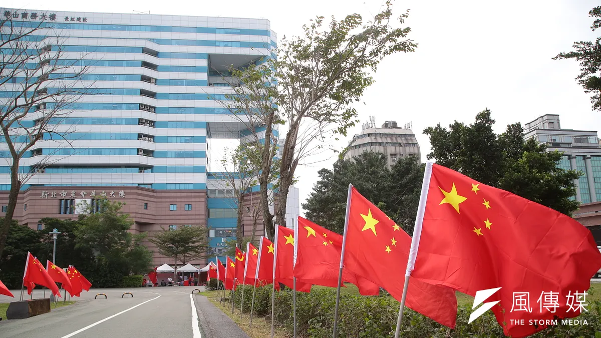 民進黨中央對面的華山大草原陳抗常出現插滿五星旗的場景。(資料照,顏麟宇攝) 民進黨中央對面的華山大草原陳抗常出現插滿五星旗的場景。(資料照,顏麟宇攝)