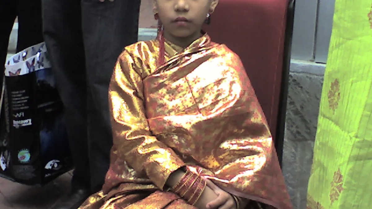 一年三百六十五天,只有一天「女神」能外出和公眾見面,其他的漫長歲月都只能在廟中靜靜度過。其實,「女神」的命運不過是過去尼泊爾婦女悲慘命運的一個縮影。(取自維基百科) 一年三百六十五天,只有一天「女神」能外出和公眾見面,其他的漫長歲月都只能在廟中靜靜度過。其實,「女神」的命運不過是過去尼泊爾婦女悲慘命運的一個縮影。(取自維基百科)