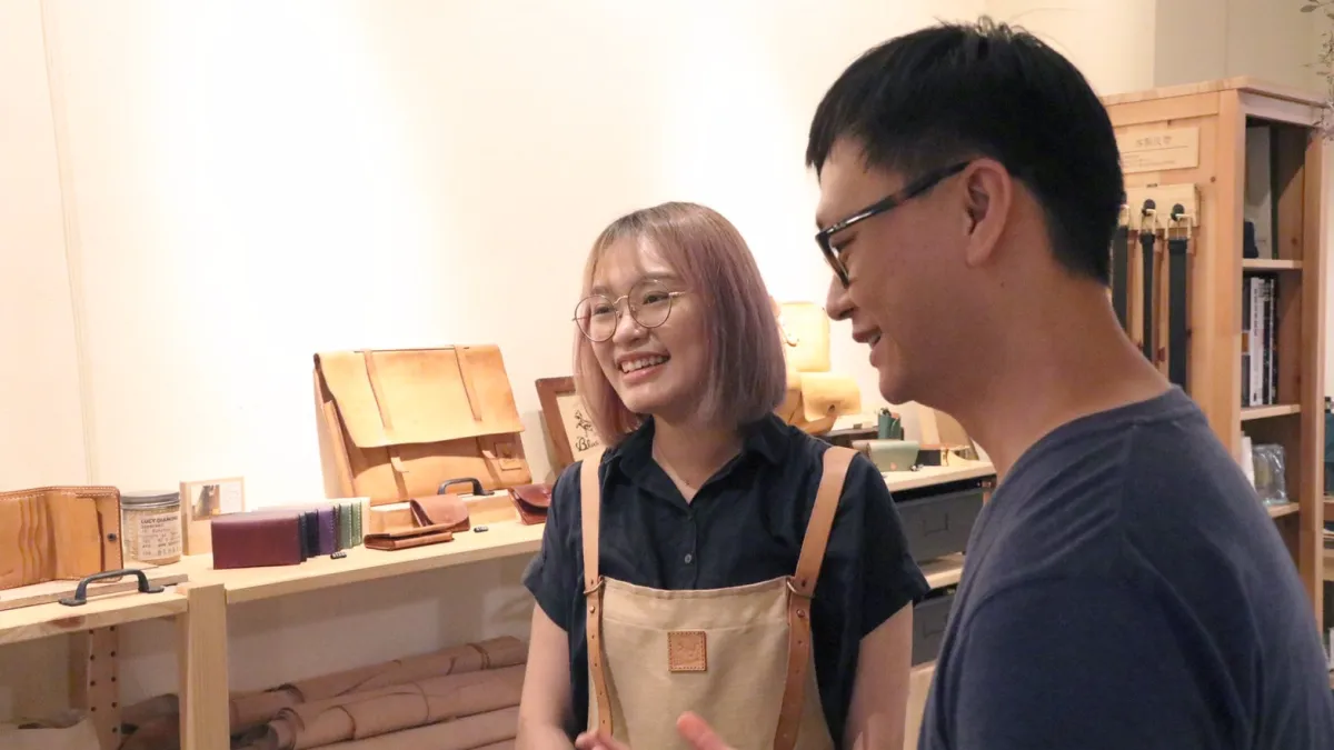 創意家許成瑋和黃筱穎說,空軍三重一村是兩人剛交往時的約會地點之一。(圖/新北市文化局提供)