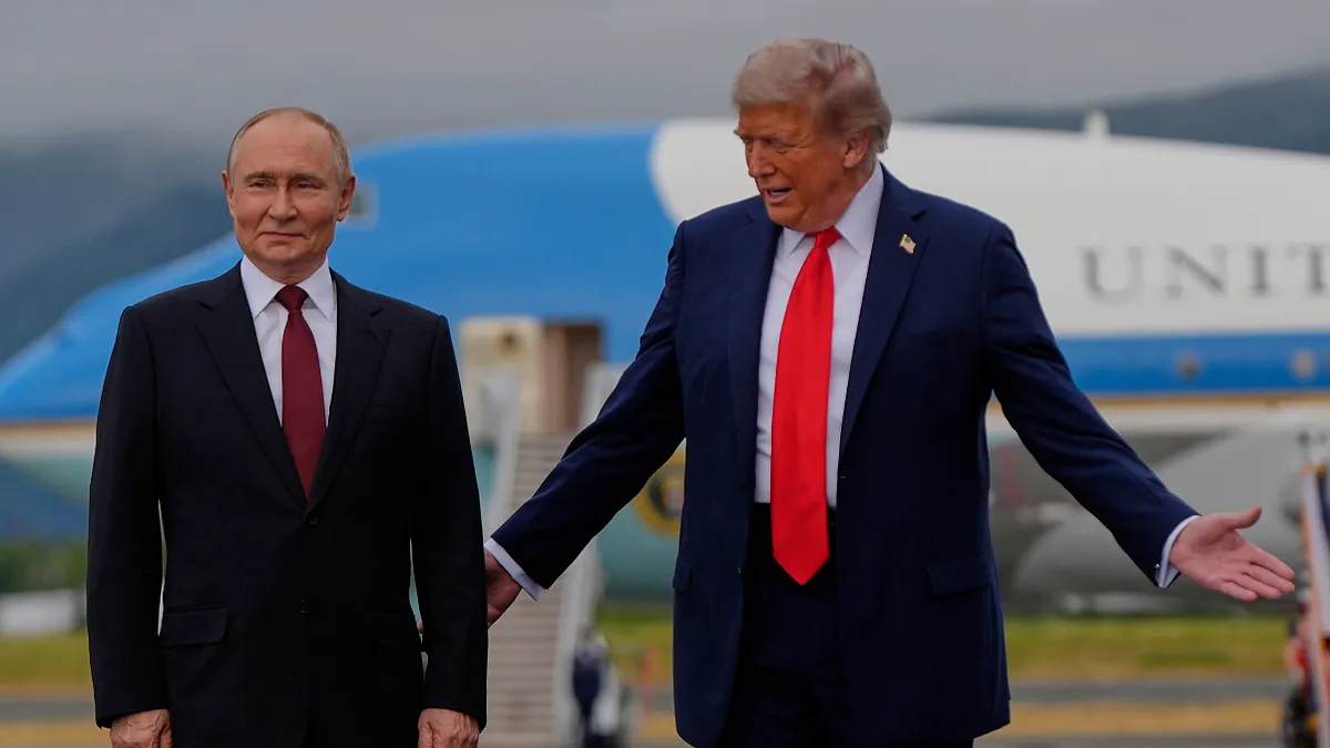 2025年8月15日,美國總統川普與俄羅斯總統普京在阿拉斯加空軍基地的停機坪會面。(美聯社) 2025年8月15日,美國總統川普與俄羅斯總統普京在阿拉斯加空軍基地的停機坪會面。(美聯社)