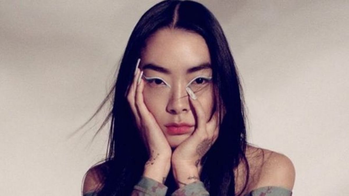 日本出生英國長大的歌手澤山璃奈(Rina Sawayama)。(BBC News中文) 日本出生英國長大的歌手澤山璃奈(Rina Sawayama)。(BBC News中文)