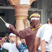 A convict receiving a caning sentence in Banda Aceh under sharia, September 19, 2014. (VOA) A convict receiving a caning sentence in Banda Aceh under sharia, September 19, 2014. (VOA)