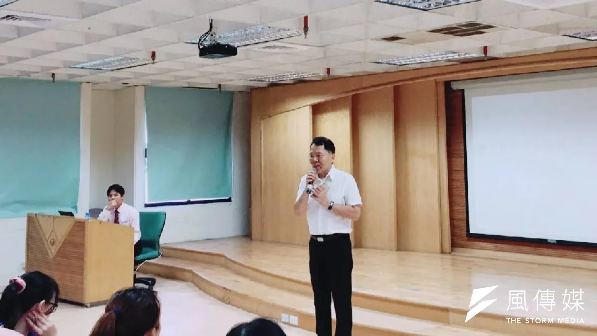 高市勞工局長王秋冬(右)率先在勞工局簡報室辦理宣導會,共吸引300位企業、團體代表及勞工朋友參加。(圖/徐炳文攝)