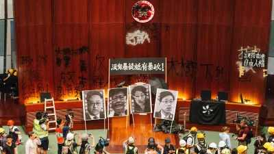 在反送中運動中,黑紫荊旗成了運動者的「國旗」。2019年7月示威者佔領立法會會議廳展示黑紫荊旗。(攝影/Tam Ming Keung, CC BY-SA 4.0).jpg