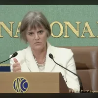 ジュリア・ロングボトム駐日英国大使が退任会見に臨み、40年の外交官生活を振り返るとともに日英の戦略的パートナーシップの進化と将来への展望を語った。(写真/日本記者クラブ提供) ジュリア・ロングボトム駐日英国大使が退任会見に臨み、40年の外交官生活を振り返るとともに日英の戦略的パートナーシップの進化と将来への展望を語った。(写真/日本記者クラブ提供)