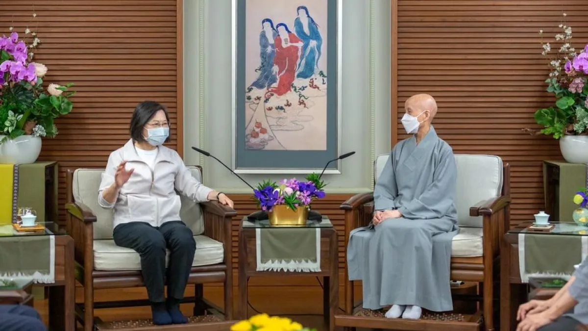 在證嚴法師被攻詰為「中共自己人」多日後,總統蔡英文(左)21日前往花蓮,拜訪許久不見的證嚴法師(右)。(取自蔡英文臉書)
