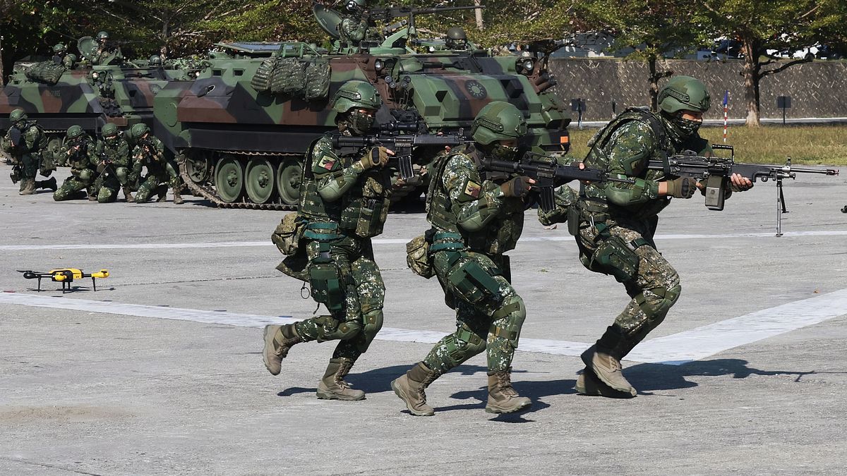 當新式軍品經過研發、測試、部署之後,逐步邁進穩定的壽期曲線,同時相對應的維保能量也完成建置。(資料照,柯承惠攝) 當新式軍品經過研發、測試、部署之後,逐步邁進穩定的壽期曲線,同時相對應的維保能量也完成建置。(資料照,柯承惠攝)