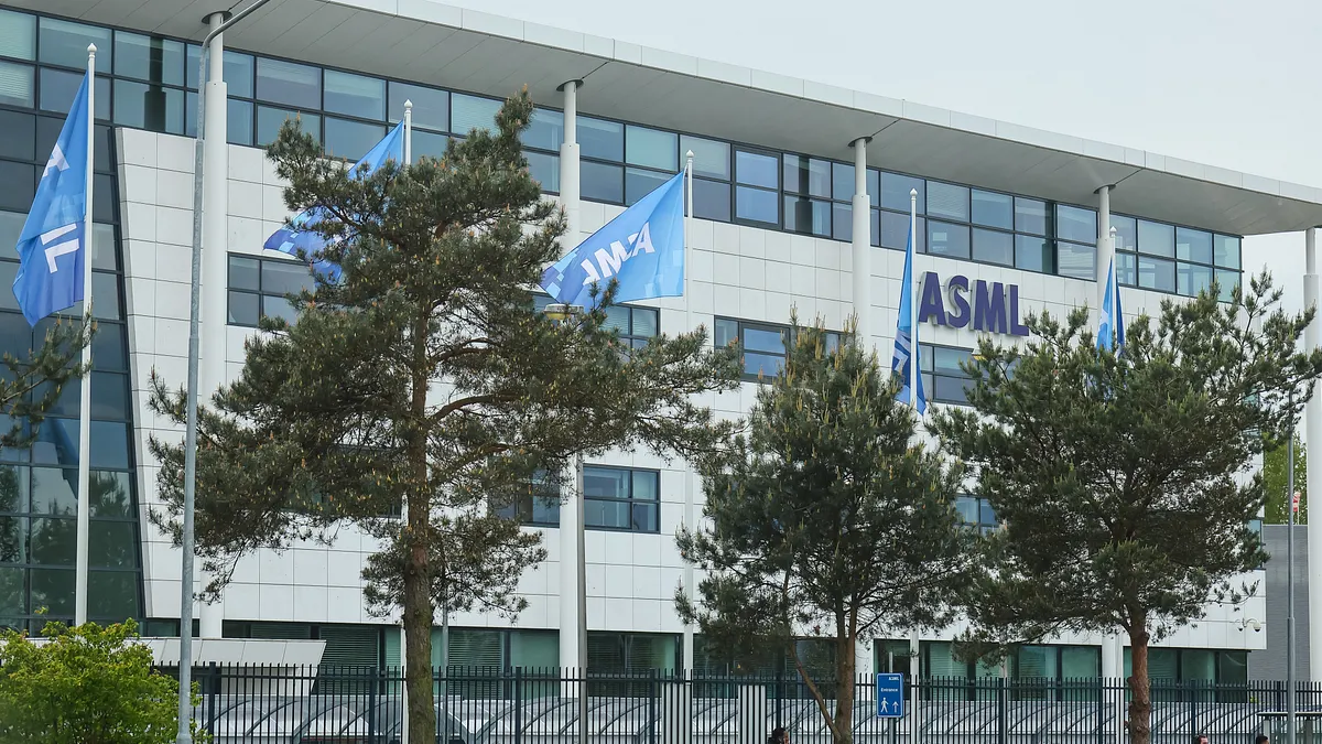 曝光機大廠艾司摩爾(ASML)宣布,將在美國亞利桑那州開設第一座訓練中心。圖為位於荷蘭恩荷芬的ASML總部。(資料照,顏麟宇攝) 曝光機大廠艾司摩爾(ASML)宣布,將在美國亞利桑那州開設第一座訓練中心。圖為位於荷蘭恩荷芬的ASML總部。(資料照,顏麟宇攝)