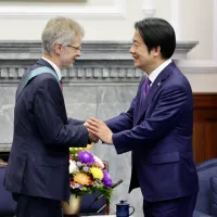 這種現象反映的其實是一種危險的思維轉變。原本應該服務於國家利益的外交活動,逐漸變成了被消費的政治表演。訪客的到來不再是合作成果的延伸,而成為成果本身。圖為總統賴清德與捷克參議長韋德齊(Miloš Vystrčil)。(資料照,中央社) 這種現象反映的其實是一種危險的思維轉變。原本應該服務於國家利益的外交活動,逐漸變成了被消費的政治表演。訪客的到來不再是合作成果的延伸,而成為成果本身。圖為總統賴清德與捷克參議長韋德齊(Miloš Vystrčil)。(資料照,中央社)