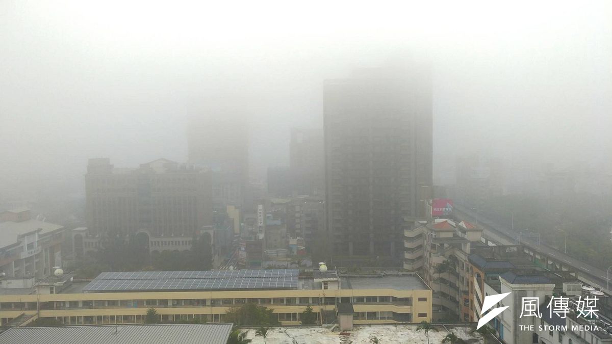 環保署表示,3日清晨因大氣擴散條件不佳,北部到台南地區空氣品質差,已達「紅害」等級,對全體民眾產生不良健康影響。(盧逸峰攝) 環保署表示,3日清晨因大氣擴散條件不佳,北部到台南地區空氣品質差,已達「紅害」等級,對全體民眾產生不良健康影響。(盧逸峰攝)