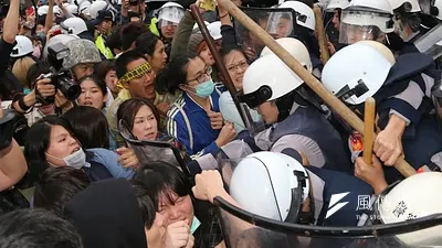 3日出刊的英國《經濟學人》雜誌預言,台灣的未來可能會由街頭運動決定。圖為反核民眾4月29日佔領青島東路及林森南路口。(吳逸驊攝)