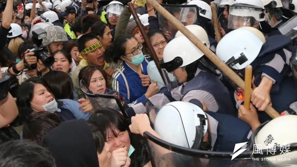 3日出刊的英國《經濟學人》雜誌預言,台灣的未來可能會由街頭運動決定。圖為反核民眾4月29日佔領青島東路及林森南路口。(吳逸驊攝)