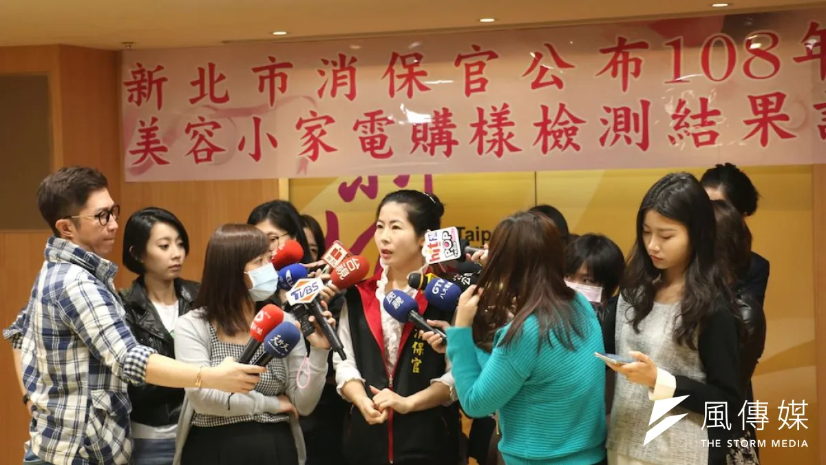 新北市政府消費者保護官溫婉如(中)表示,針對不合格商品,已要求販售平臺業者自主下架,並行文各縣市主管機關依法處理,保障消費者權益。(圖/李梅瑛攝)