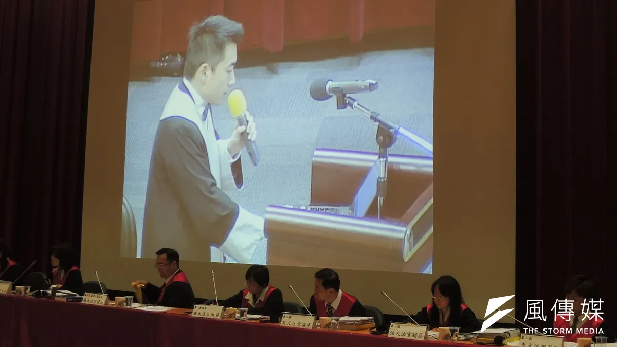 模擬憲法法庭上,主張死刑違憲的聲請方律師李宣毅(後方螢幕)於結辯時道出外婆死於搶劫意外的被害經驗,讓全場動容。(葉瑜娟攝) 模擬憲法法庭上,主張死刑違憲的聲請方律師李宣毅(後方螢幕)於結辯時道出外婆死於搶劫意外的被害經驗,讓全場動容。(葉瑜娟攝)