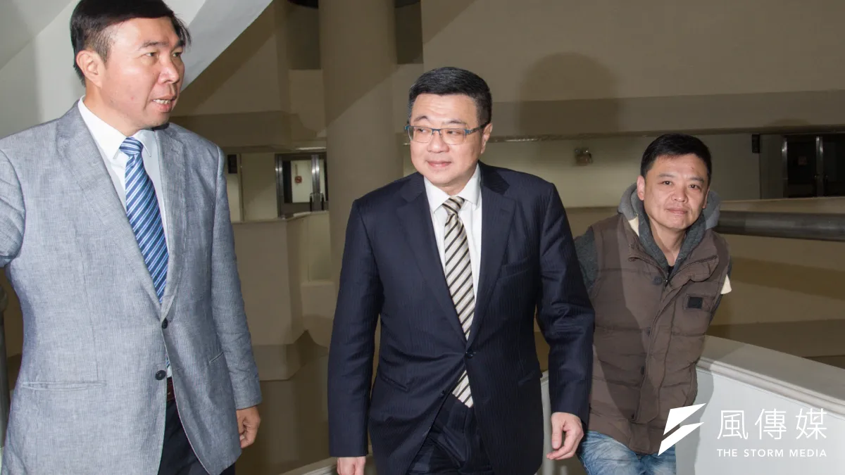 針對台大校長案,教育部長葉俊榮請辭下台,民進黨黨主席補選候選人卓榮泰(中)表示尊重教育部決定,但「回報院長過程應該可以更謹慎」。(資料照,甘岱民攝)