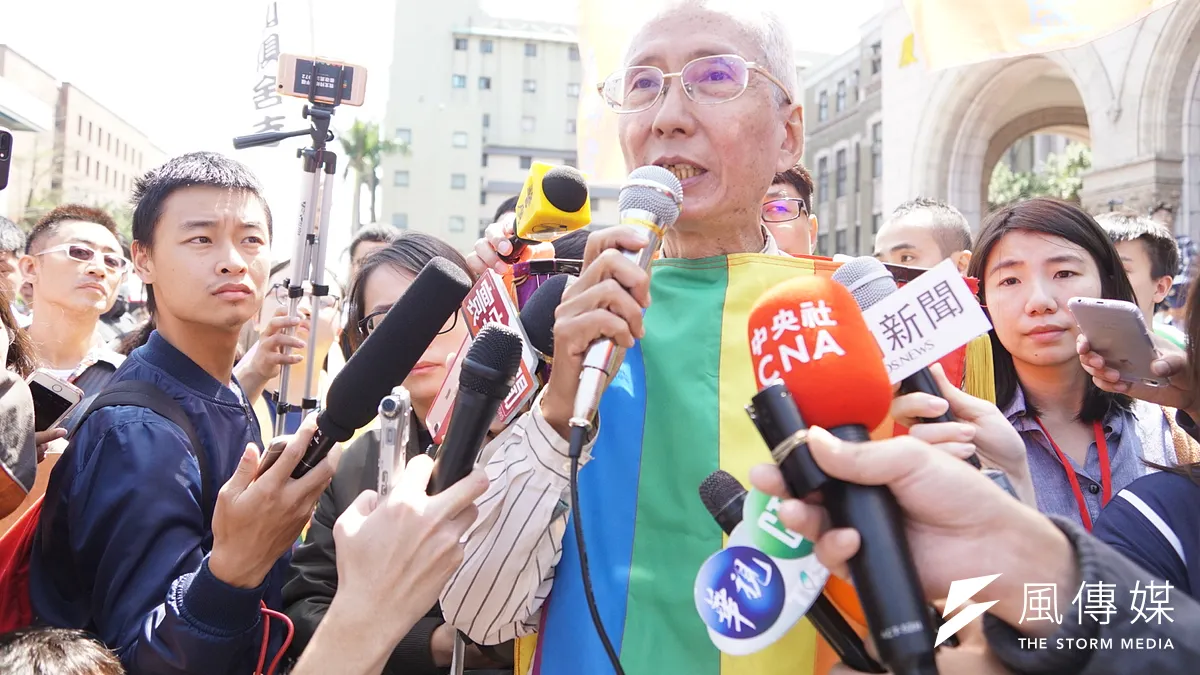 聲請人祁家威表示,專法對同志來說是次等公民的對待,異性戀就像是騎摩托車,2個人坐可以騎很遠,專法卻像是給同志伴侶協力車腳踏車,騎短程還好,長程會很累,這是不公平的對待,次等公民。(盧逸峰攝) 聲請人祁家威表示,專法對同志來說是次等公民的對待,異性戀就像是騎摩托車,2個人坐可以騎很遠,專法卻像是給同志伴侶協力車腳踏車,騎短程還好,長程會很累,這是不公平的對待,次等公民。(盧逸峰攝)