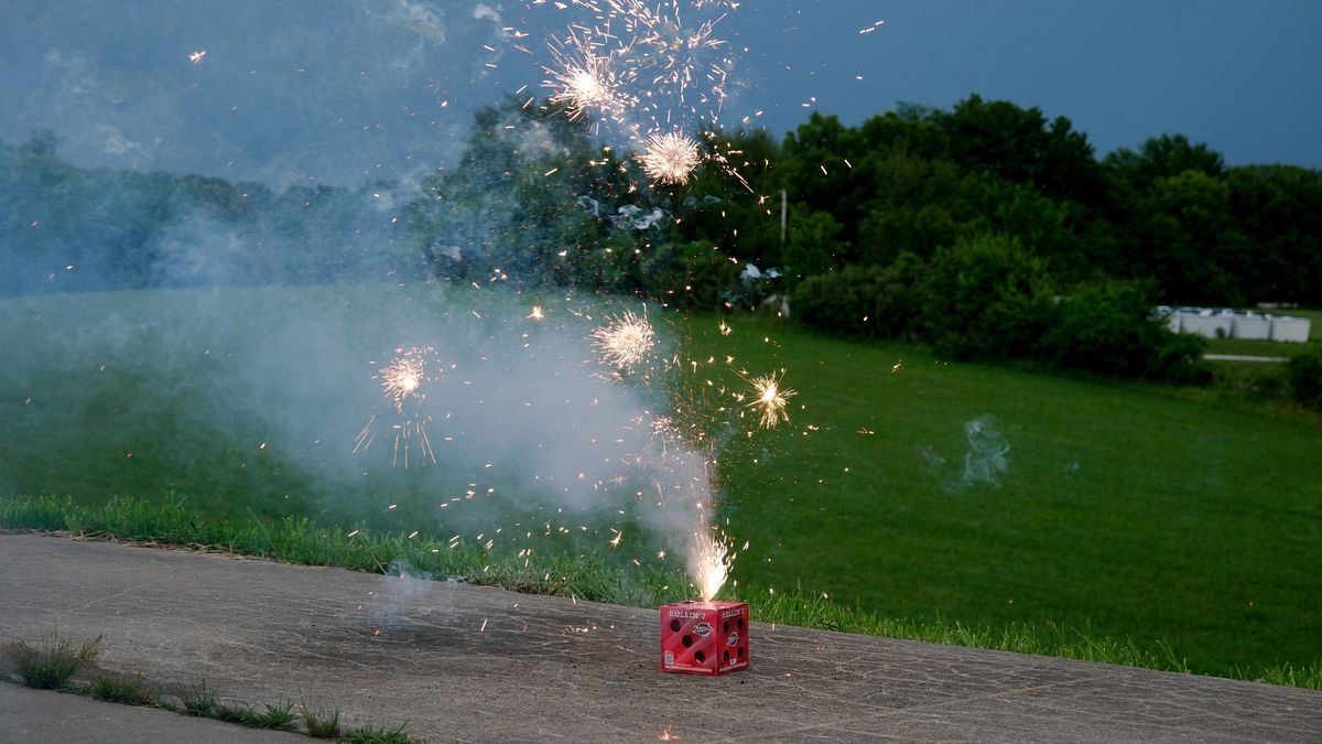 密蘇里州聖約瑟夫市,一個煙花在Schneitter Fireworks公司前的停車場被點燃。(圖片來源:via華爾街日報) 密蘇里州聖約瑟夫市,一個煙花在Schneitter Fireworks公司前的停車場被點燃。(圖片來源:via華爾街日報)