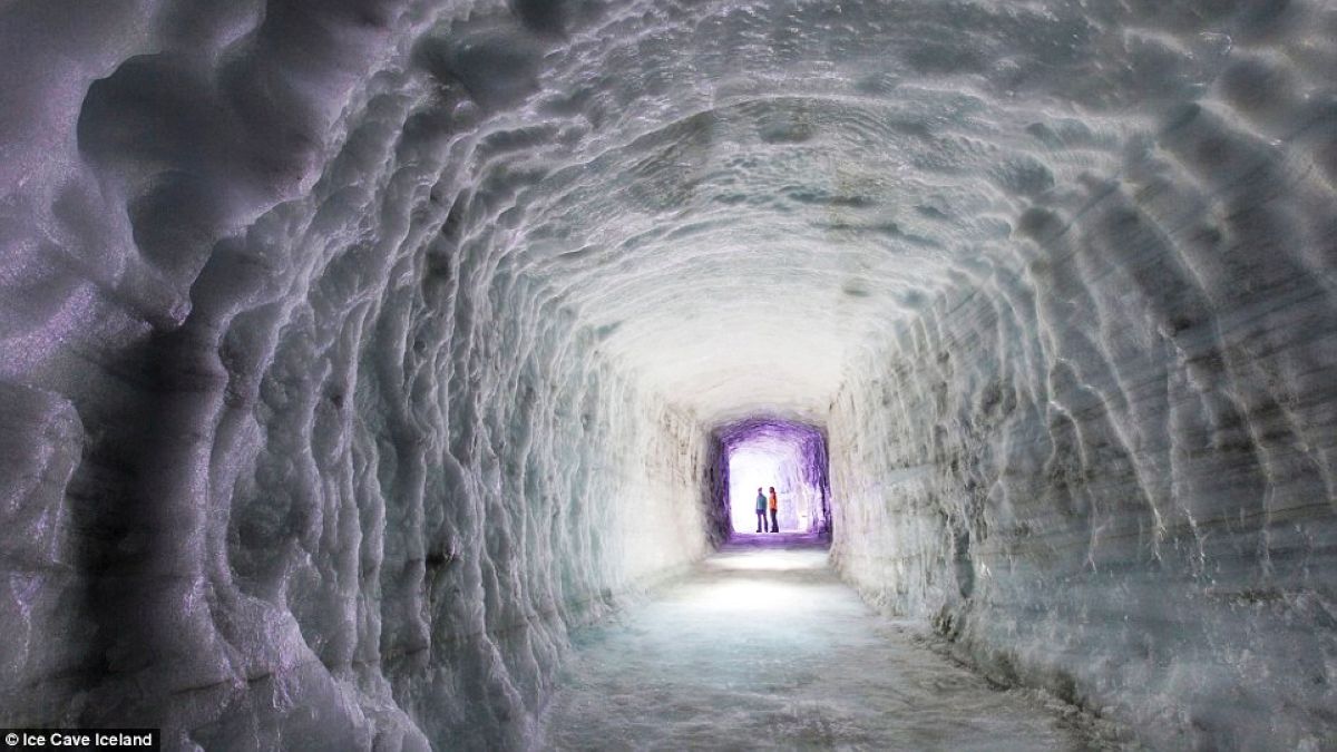 穿越全球最大的人造冰川隧道。( 圖/Dailymail ) 穿越全球最大的人造冰川隧道。( 圖/Dailymail )