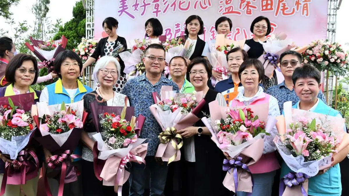 田尾鄉農會辦「『美好彰化心 溫馨田尾情』康乃馨行銷推廣記者會,為惠美縣長跟農會總幹事吳政憲一起展示康乃馨花束。(圖/彰化縣政府)