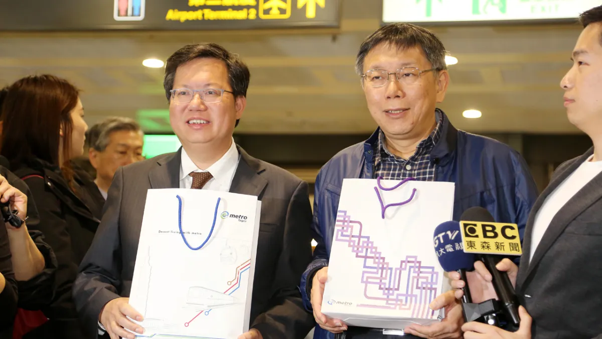 桃園市長鄭文燦(左)日前公布桃園機場捷運營收兩億,並將降價惠民,不過建設與經營機捷背後的成本究竟何在?鄭文燦此舉又是否可能淪為政治買票?(資料照,台北市政府提供)