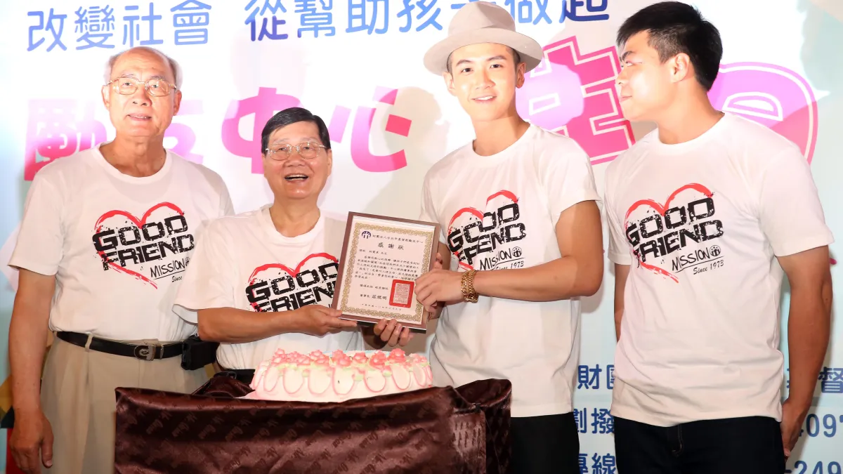 勵友中心董事長莊焜明(左二)偕同藝人柯震東(右二)宣導「生日捐」的活動,將是這輩子最有意義的生日捐禮物!(勵友中心提供)