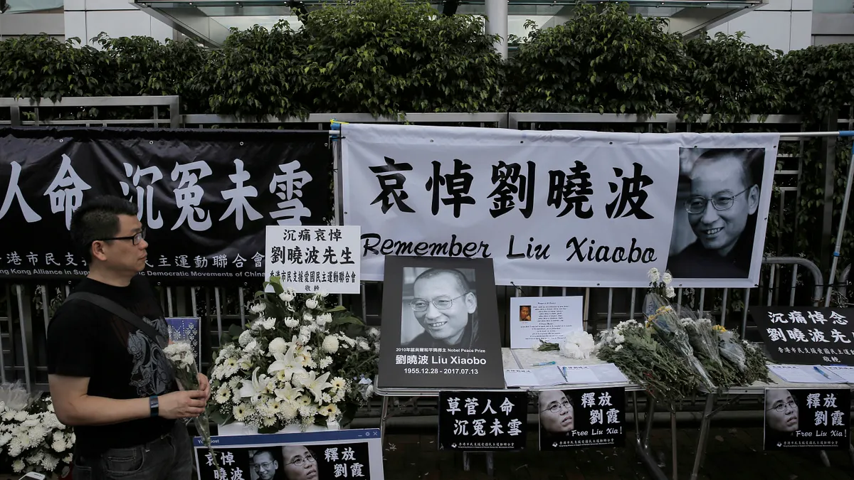 香港民眾悼念中國諾貝爾和平獎得主、《零八憲章》起草人劉曉波。(資料照,美聯社) 香港民眾悼念中國諾貝爾和平獎得主、《零八憲章》起草人劉曉波。(資料照,美聯社)