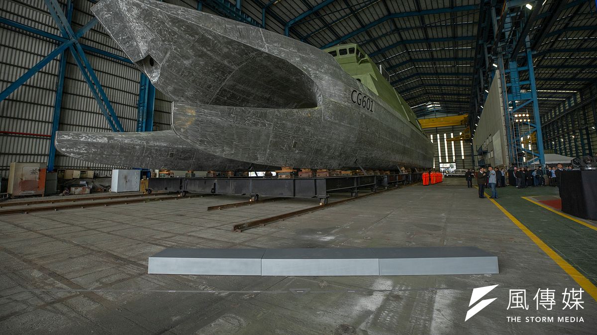 海巡署新造600噸級巡防艦12月初亮相,明年1月將塗裝下水,未來預計配屬在南部地區海巡單位,執行相關護漁、維權等任務。(總統府提供) 海巡署新造600噸級巡防艦12月初亮相,明年1月將塗裝下水,未來預計配屬在南部地區海巡單位,執行相關護漁、維權等任務。(總統府提供)