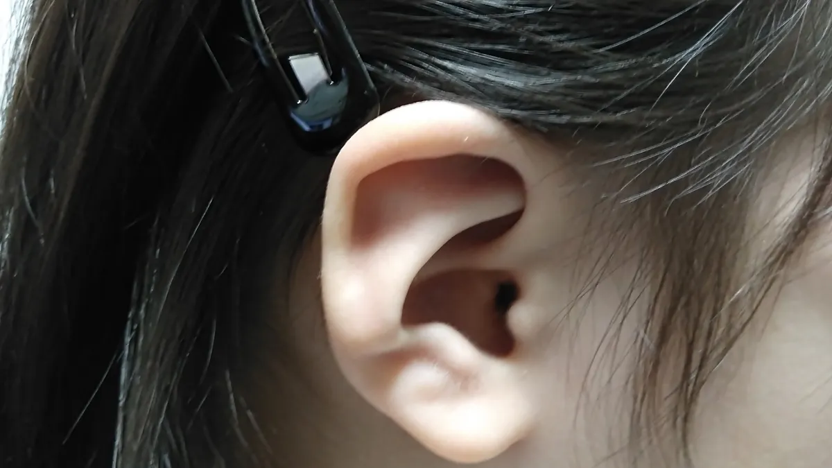 在一般正常情況下,人體的耳垢會隨新陳代謝掉落、自行排出,因此並不需要特別使用外力去掏挖它。(圖/photo AC)