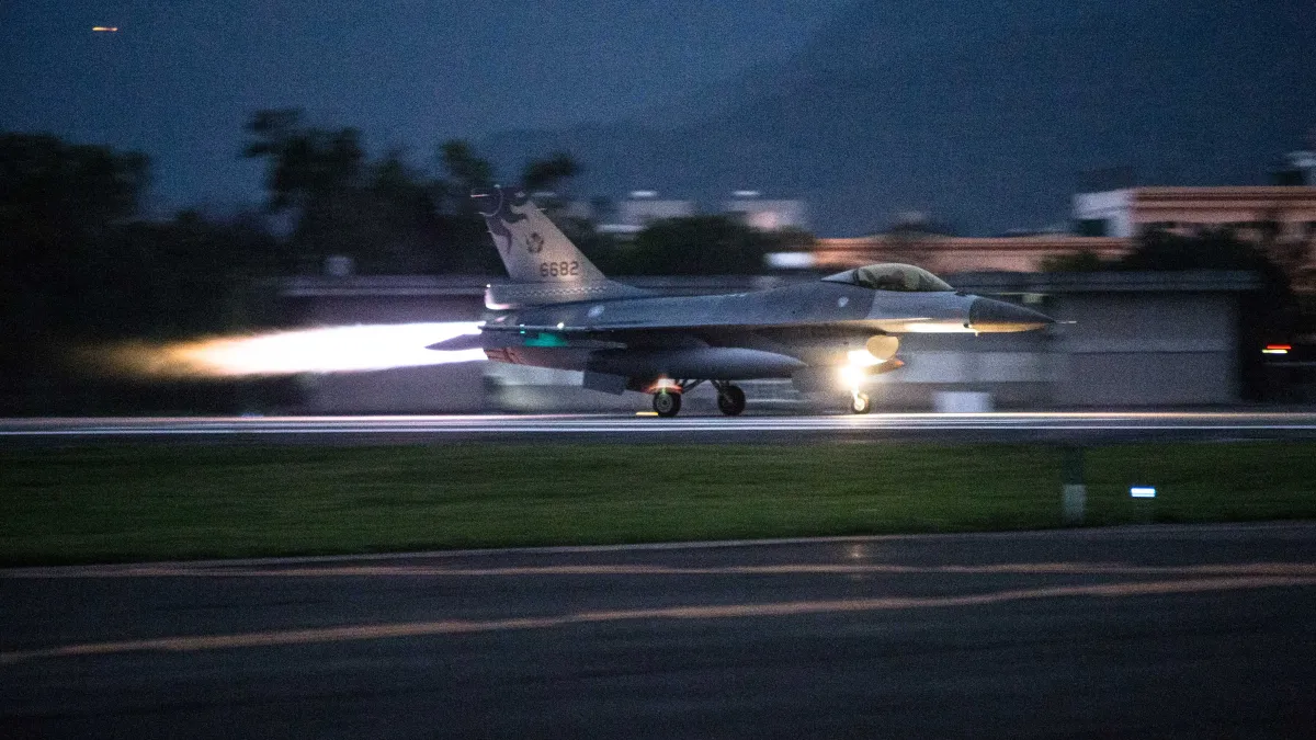 來自空軍五聯隊(花蓮基地)的8架F-16於24日清晨緊急起飛,實施防空攔截科目 。(資料照,取自軍聞社)