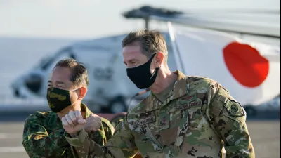 日本自衛隊統合幕僚長(相當於我國參謀總長)山崎幸二與美軍空軍中將凱文・史奈德(Kevin B. Schneider)去年在出雲號甲板上合影。(美國海軍官網)