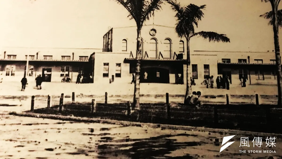 「二二八不只是一個『事件』,是『屠殺』」機槍掃射、手榴彈轟炸躲入地下道避難的市民,軍人衝上月台無差別掃射正值班的台鐵員工,這是台灣人遺忘的二二八血腥車站歷史...(翻攝自二二八國家紀念館「悲情車站」特展) 「二二八不只是一個『事件』,是『屠殺』」機槍掃射、手榴彈轟炸躲入地下道避難的市民,軍人衝上月台無差別掃射正值班的台鐵員工,這是台灣人遺忘的二二八血腥車站歷史...(翻攝自二二八國家紀念館「悲情車站」特展)