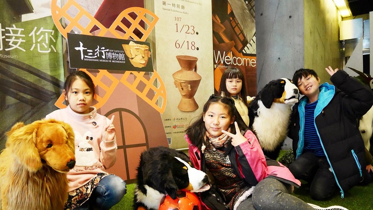 十三行博館春節推出「阿福認證走春路線」,帶著毛小孩即可獲得寵物福袋,內含面紙及狗便袋。(圖/十三行博館提供) 十三行博館春節推出「阿福認證走春路線」,帶著毛小孩即可獲得寵物福袋,內含面紙及狗便袋。(圖/十三行博館提供)