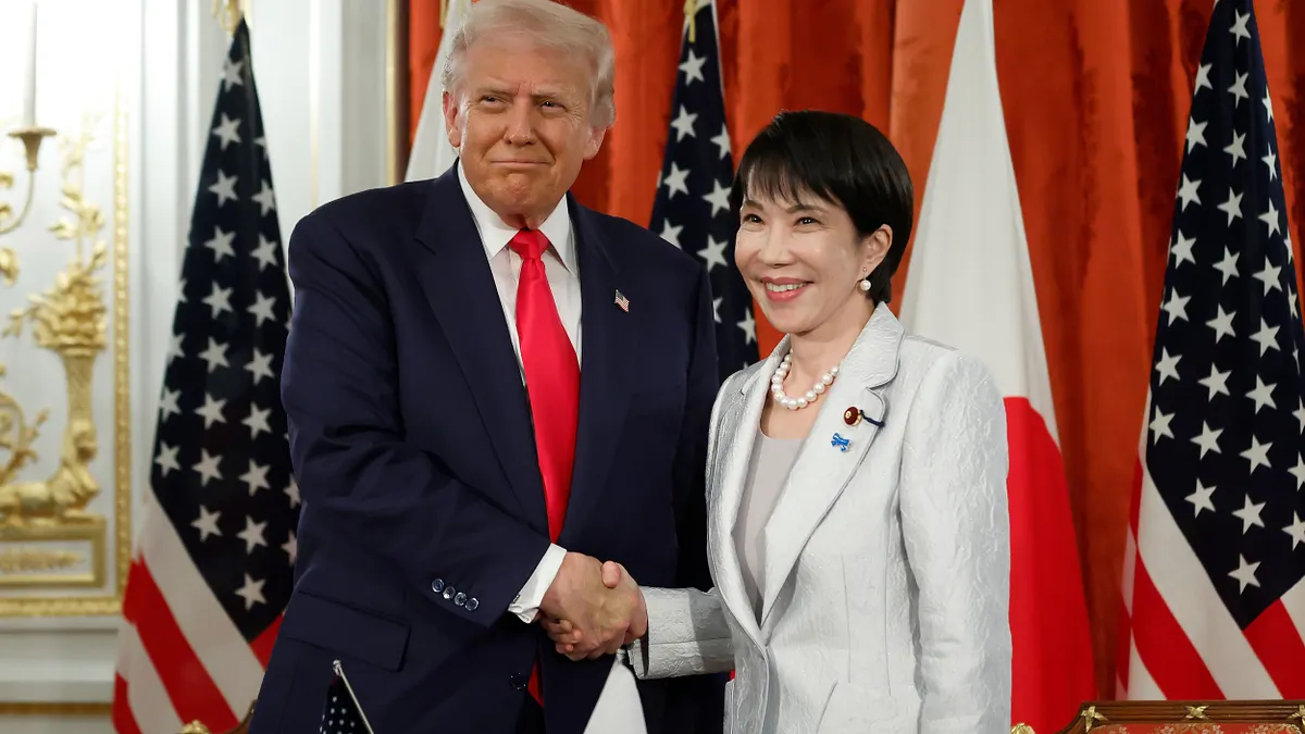 2025年10月28日、東京で会談する日本の高市早苗首相とアメリカのドナルド・トランプ大統領。(AP通信) 2025年10月28日、東京で会談する日本の高市早苗首相とアメリカのドナルド・トランプ大統領。(AP通信)