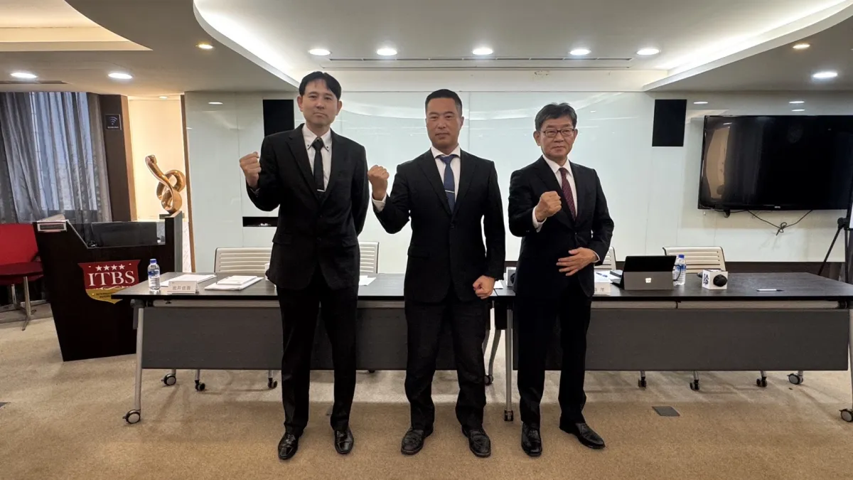 亞洲藏壽司24日召開股東常會,董事長暨總經理藪內薰(中)首度以新任經營團隊身分主持股東會。(亞洲藏壽司提供)