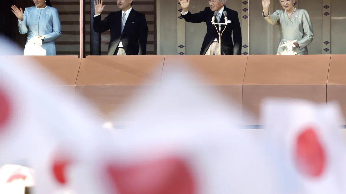 日本皇太子德仁、皇太子妃雅子即將於5月1日成為新天皇與皇后,明仁天皇與美智子皇后則將退位成上皇與上皇后。(AP)