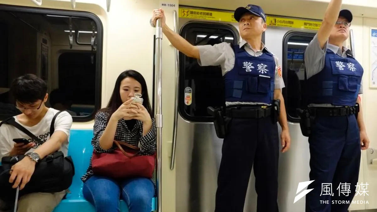 市議員與民間團體提議成立捷運義勇守護大隊,獲得台北市政府同意。(美聯社)