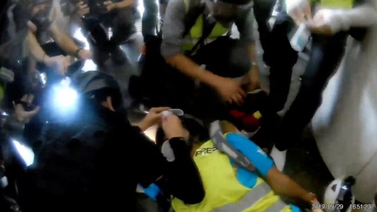 Veby Mega Indah正在接受緊急救治。(BBC中文網) Veby Mega Indah正在接受緊急救治。(BBC中文網)