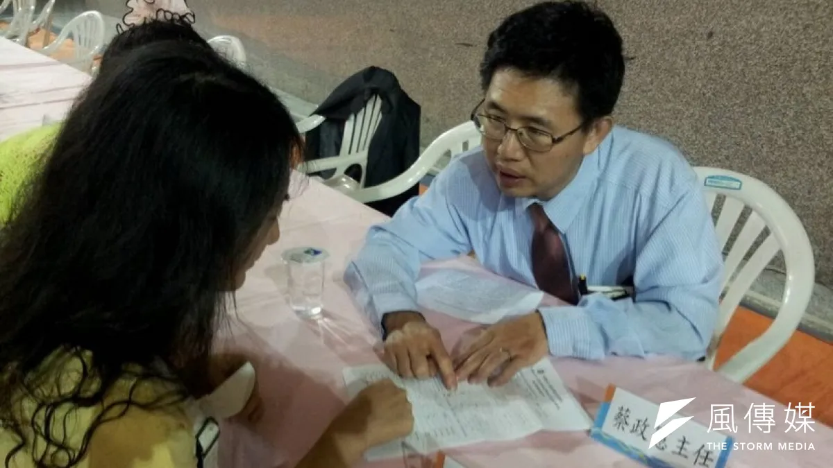 針對六輕學童曝癌危機,國衛院18日再度南下開說明會,向家長及校方解釋檢驗報告內容。(立委劉建國辦公室提供)
