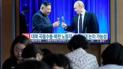 2023年9月12日,首爾車站的大螢幕正在播放北韓領導人金正恩會晤俄羅斯總統普京的新聞。(美聯社)