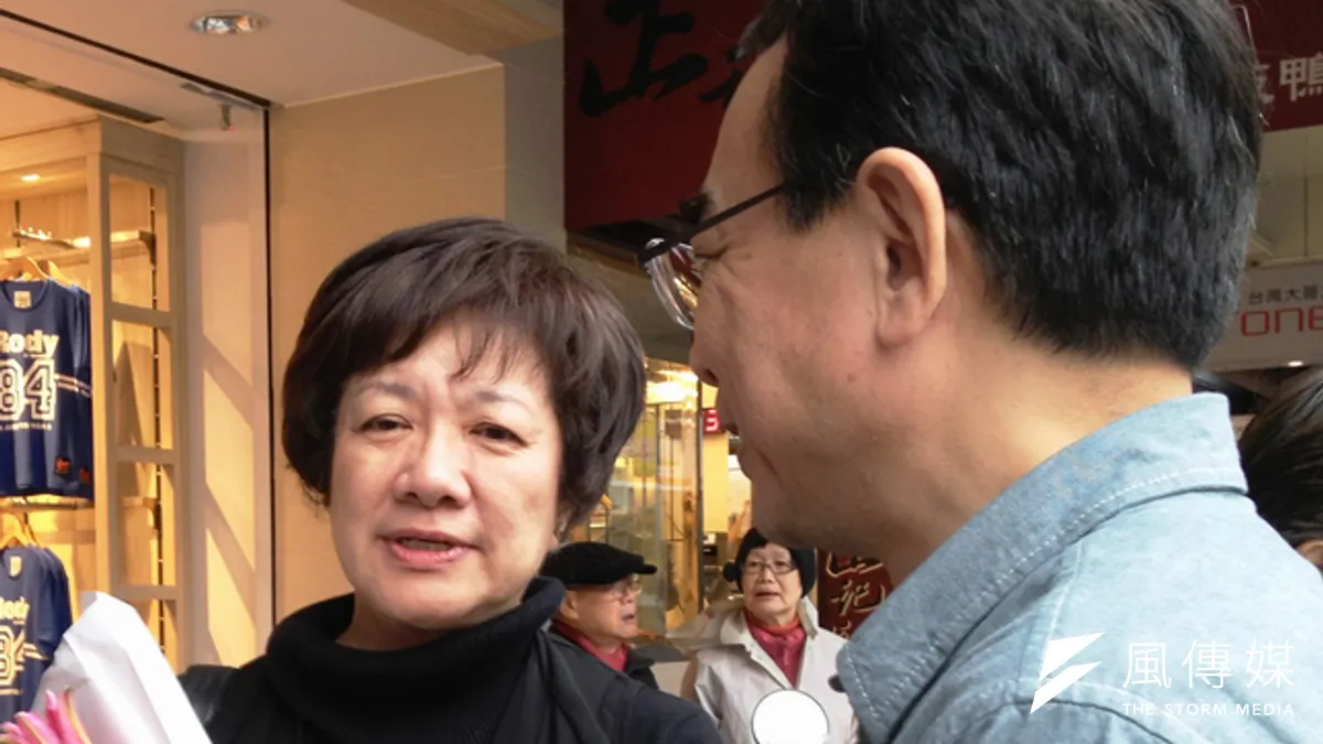 蔣渭水基金會副執行長的蔣理容(左),8日在一場婦女節的活動上對柯文哲喊加油,但也提醒柯文哲在言行上要謹慎。(王立柔攝) 蔣渭水基金會副執行長的蔣理容(左),8日在一場婦女節的活動上對柯文哲喊加油,但也提醒柯文哲在言行上要謹慎。(王立柔攝)