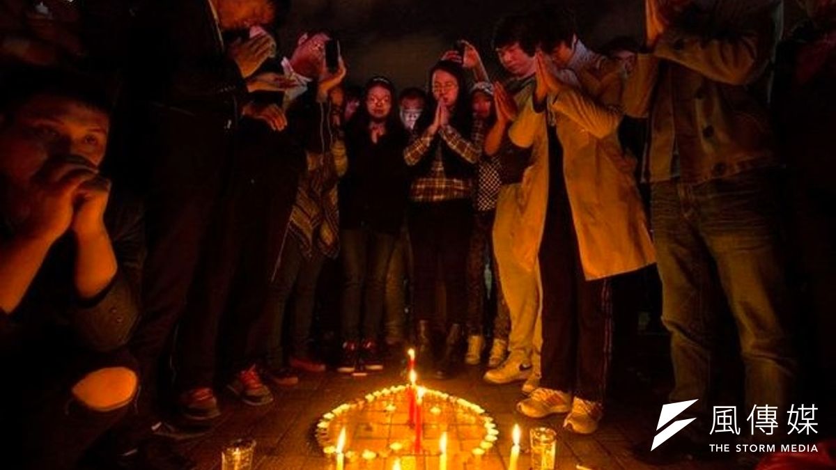 昆明民眾為攻擊案死傷者祈福。(美聯社) 昆明民眾為攻擊案死傷者祈福。(美聯社)