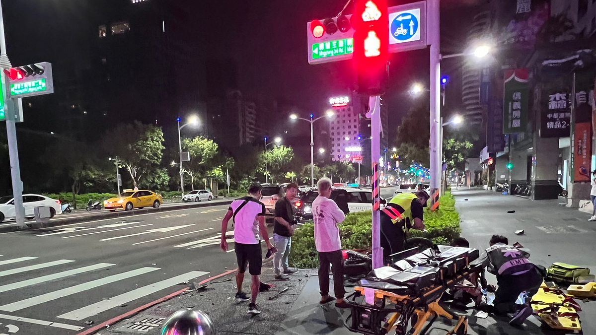 高雄左營30日凌晨於博愛二路與明誠二路交叉口發生一起車禍,車禍現場零件四散,目前造成一傷一命危。(圖/記者李東陞翻攝) 高雄左營30日凌晨於博愛二路與明誠二路交叉口發生一起車禍,車禍現場零件四散,目前造成一傷一命危。(圖/記者李東陞翻攝)