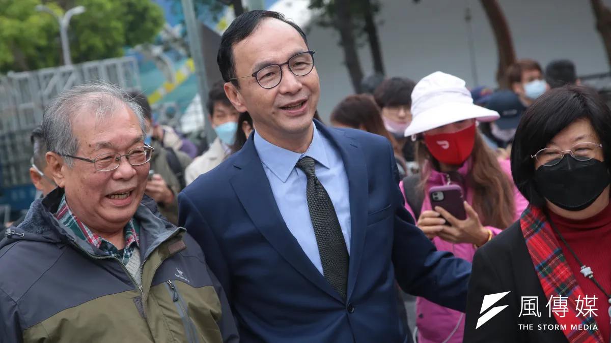 國民黨主席朱立倫25日至二二八紀念碑獻花致意。(顏麟宇攝)