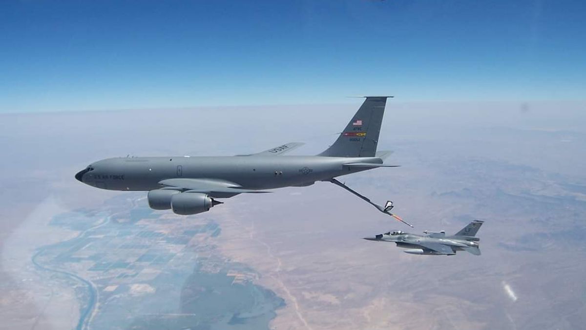 因在台沒有實務需求,我方在美的F-16定期與美軍KC-135加油機協訓,補齊空軍在國內無法施訓問題。(取自AIT臉書) 因在台沒有實務需求,我方在美的F-16定期與美軍KC-135加油機協訓,補齊空軍在國內無法施訓問題。(取自AIT臉書)