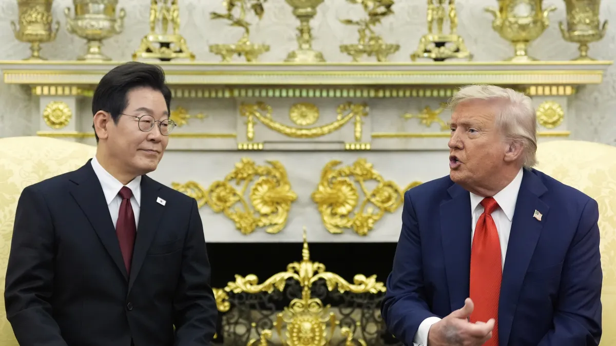 美韓貿易協議生變,李在明說全盤接受他會被彈劾,圖為8月川普與李在明在白宮會面。(資料照片,美聯社)