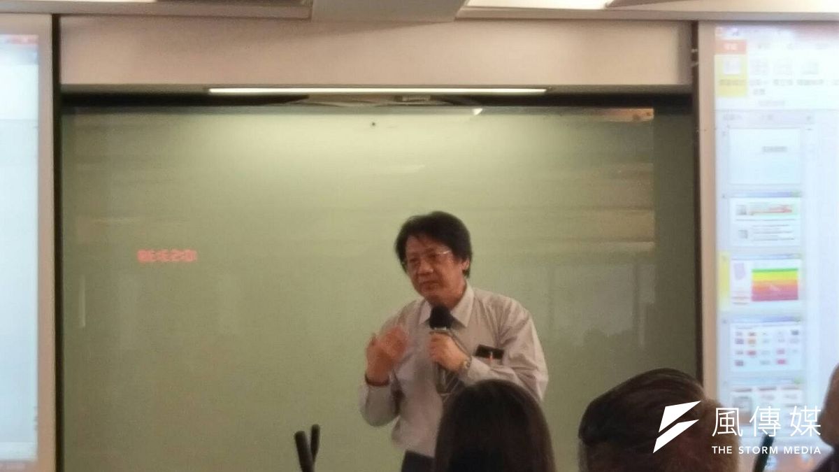 環保署空氣品質保護及噪音管制處處長蔡鴻德表示,已加派監測車至六輕附近進行監測,並研擬《有害空氣污染物管制辦法》草案(資料照,施孝衡攝) 環保署空氣品質保護及噪音管制處處長蔡鴻德表示,已加派監測車至六輕附近進行監測,並研擬《有害空氣污染物管制辦法》草案(資料照,施孝衡攝)