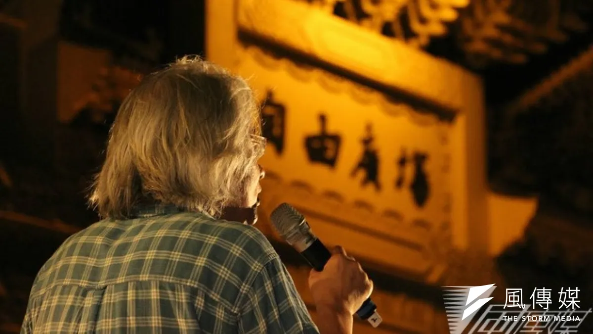 無黨籍台北市長參選人馮光遠在部落格批評前文建會主委盛治仁是人渣公務員,遭判拘役20天,藝文界友人29日在自由廣場為他舉行入監惜別會。(葉信菉攝)